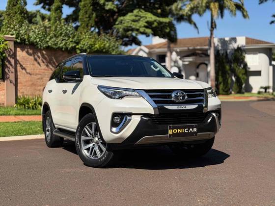 TOYOTA HILUX SW4 2.8 SRX 4X4 7 LUGARES 16V TURBO INTERCOOLER DIESEL 4P AUTOMÁTICO